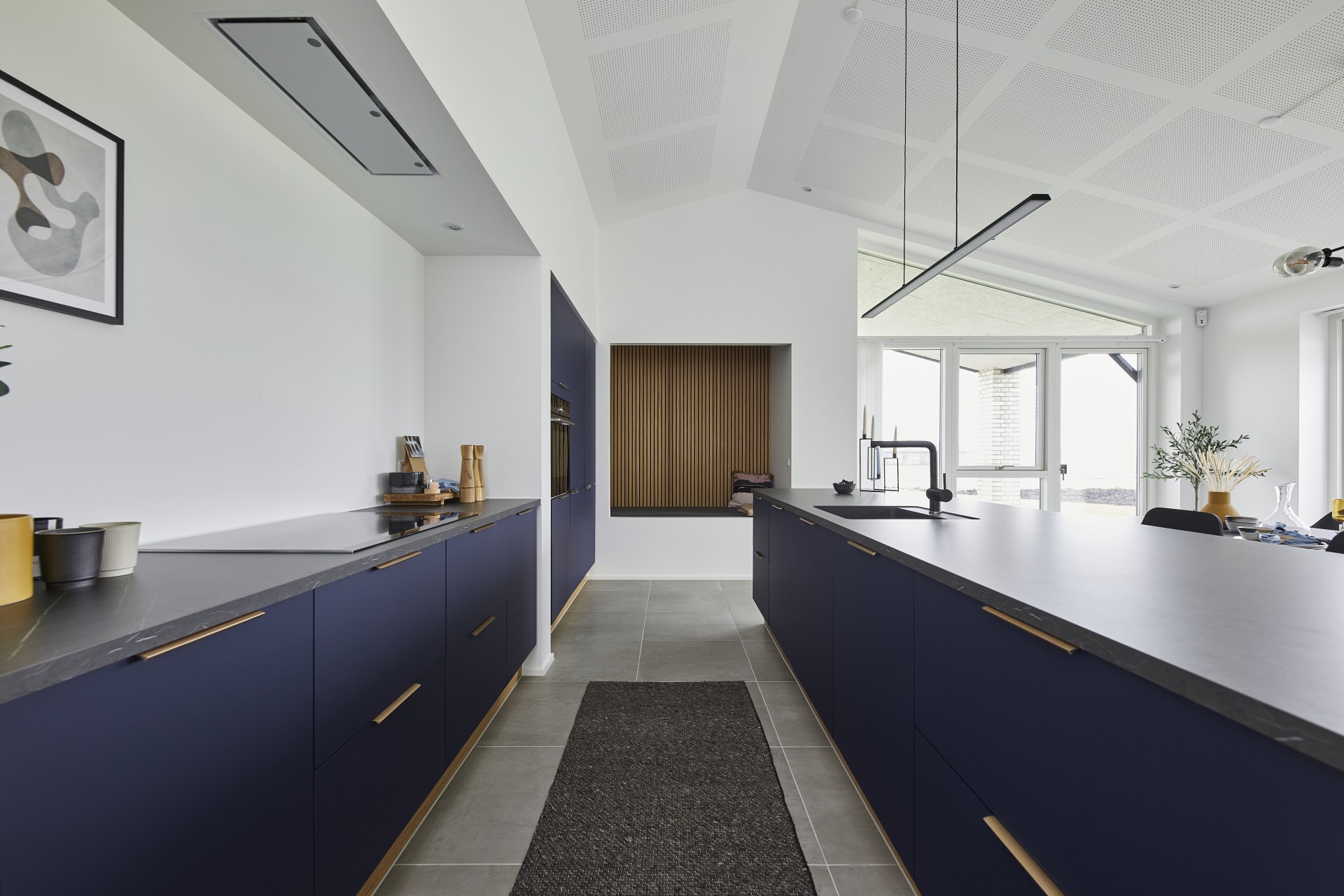 Inspiration til farver i hjemmet: Midnatsblå køkken og alkove med trælameller.