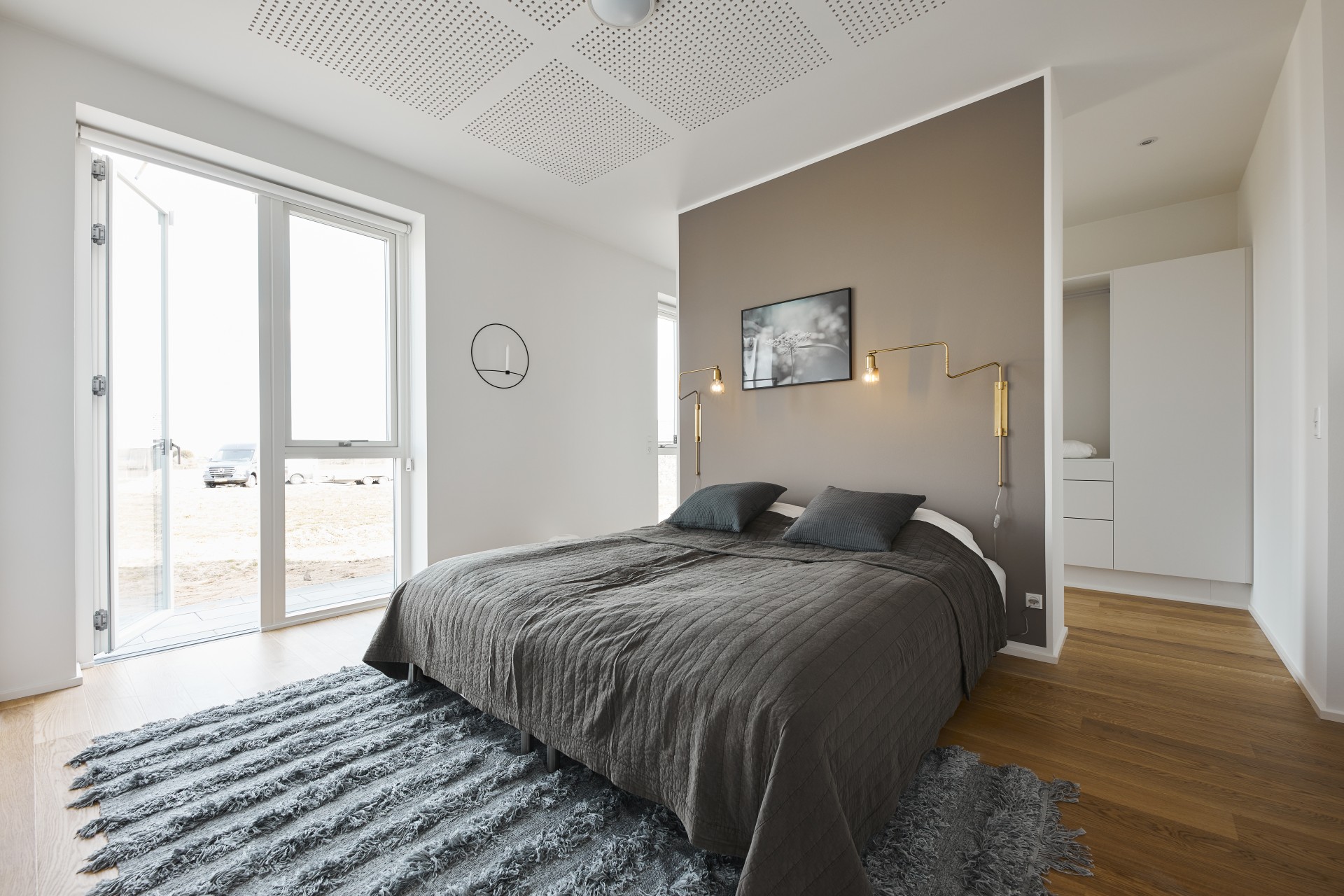 Inspiration til farver i hjemmet: Soveværelse med en støvbrun væg.